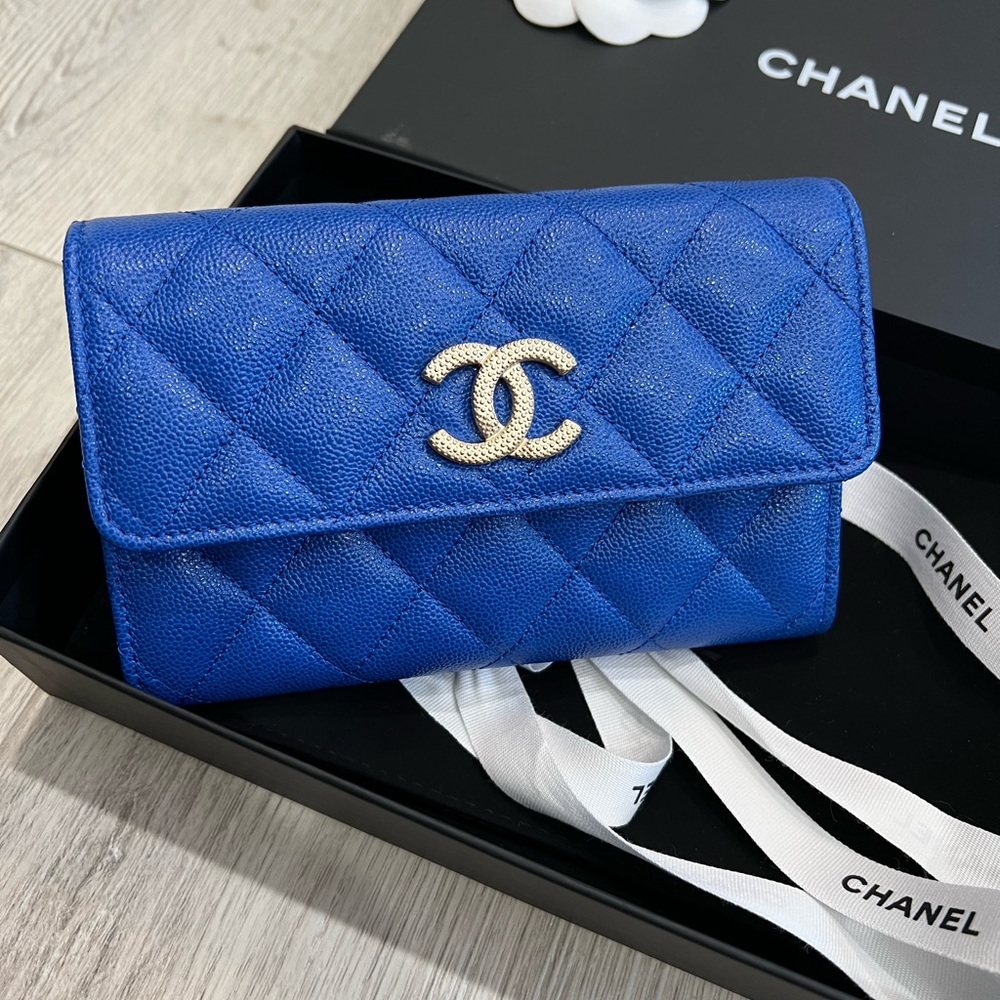 ❌SOLD ❌Chanel 22B Dark Blue medium wallet. Come with original package